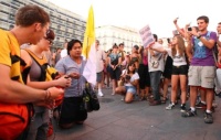 Учасники СДМ моляться за демонстрантів, які викрикують гасла проти Папи, проти католицької молоді, за сексуальну вседозволеність, аборти і гомосексуалізм.