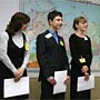 Юные дипломаты с Консулом по политике и экономике (фото Госдепартамента США)