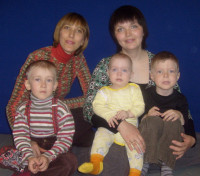 Елена Куц и Марина Назаренко с детьми.