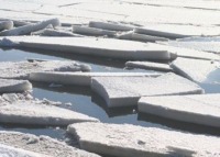 Дети провалились под лет и утонули.