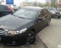 Иномарка попала в яму на свежем асфальте.