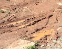 Дети не могли добраться до школы из-за размытой дороги.