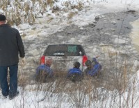 Иномарка с водителем оказалась под водой.