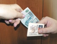Инспектор «принял» экзамен по вождению за 15 тысяч.