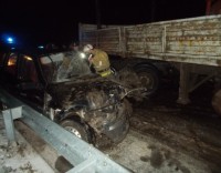 Сотрудница полиции и двое пассажиров погибли в аварии ранним утром.