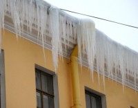 Число пострадавших от падения сосулек растет.