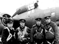 Фото: Лейтенант Моисеев К.И. с экипажем