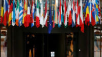 Флаги государств-членов ЕС в здании Европейского совета в Брюсселе, 18 октября 2017. REUTERS/Francois Lenoir