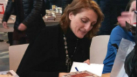 Наринэ Абгарян на книжном салоне в Париже  RFI/ E.Gabrielian