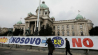 Баннер у сербского парламента, Белград, 27 марта 2018. REUTERS/Marko Djurica