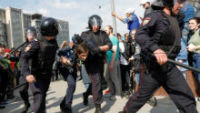 Порядка тысячи человек были задержаны в целом по стране по итогам акций «Он нам не царь»   REUTERS/Tatyana Makeyeva