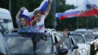 Болельщики в Москве после победы сборной России над Испанией 1 июля 2018  REUTERS/Sergei Karpukhin