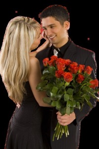 Мужчина дарит цветы своей девушке.