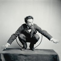 Франц Боас в необычной позе. Фото для привлечения внимания.
